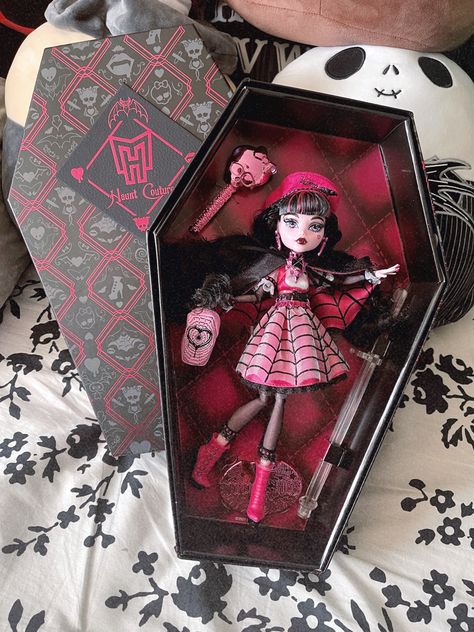 All Monster High Dolls, Monster High Bedroom, Draculaura Doll, Monster High Toys, Monster High Draculaura, Monster High Doll Clothes, Mh Dolls, Moster High, Doll Case