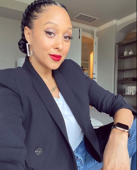 Tamera Mowry Hairstyles, Black Hair 90s, Hollywood Glamour Aesthetic, Tia And Tamera Mowry, Tia And Tamera, Tan Girl, Tia Tamera, Glamour Aesthetic, Professional Headshots Women