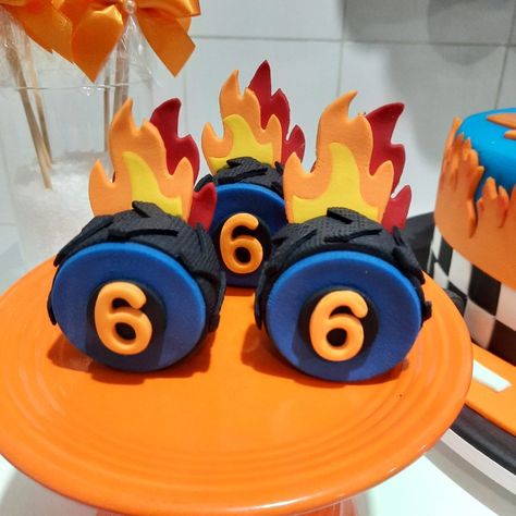 Hot Wheels Themed Birthday Party, African Cake, Bolo Hot Wheels, Blaze Party, Hot Wheels Birthday, Hot Wheels Party, Race Car Birthday Party, Hot Weels, Oreo Pops