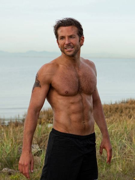 Bradley Cooper Young, Bradley Cooper Shirtless, Bradley Cooper Hot, Idris Elba Style, Bradley Cooper Hair, Brad Cooper, Rudolph Valentino, Body Hot, Burt Reynolds