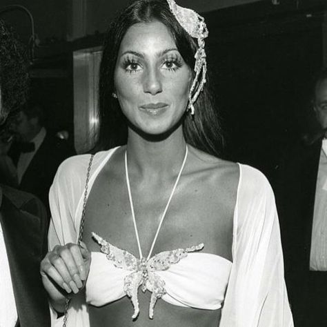 Backstage with Cher at the 16th #GRAMMYs in 1974. That year, Cher & #TellySavalas presented #StevieWonder with his first Album Of The Year GRAMMY for 'Innervisions.' Eyelash Goals, Cherilyn Sarkisian, Cher 70s, Cher Outfits, Cher Bono, Cher Photos, Fest Outfits, Actrices Hollywood, Cindy Crawford