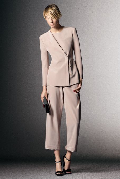 Giorgio Armani Fall Winter 2014 Armani Women Suit, Armani Suit Women, Formal Pantsuit, Blouse Outfit Casual, Linen Style Fashion, Neutral Capsule Wardrobe, Armani Blazer, Armani Suits, Model Gamis