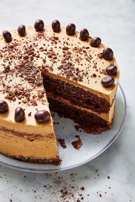 Martini Chocolate, Martini Cake, Raspberry Cream Cheese Frosting, Raspberry Cake Recipes, Classic Coffee Cake, Chocolate Coffee Beans, Biscuits Recipes, Easy Cakes To Make, Coffee And Walnut Cake