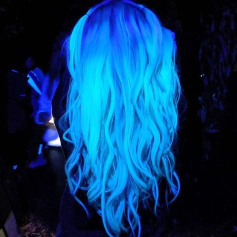 Glow In The Dark Hair Dye, Glowing Hair Art, Blue Fire Hair, Neon Blue Hair, Experiment Oc, Uv Hair, Blue Mermaid Hair, Glow In The Dark Hair, Midnight Blue Hair