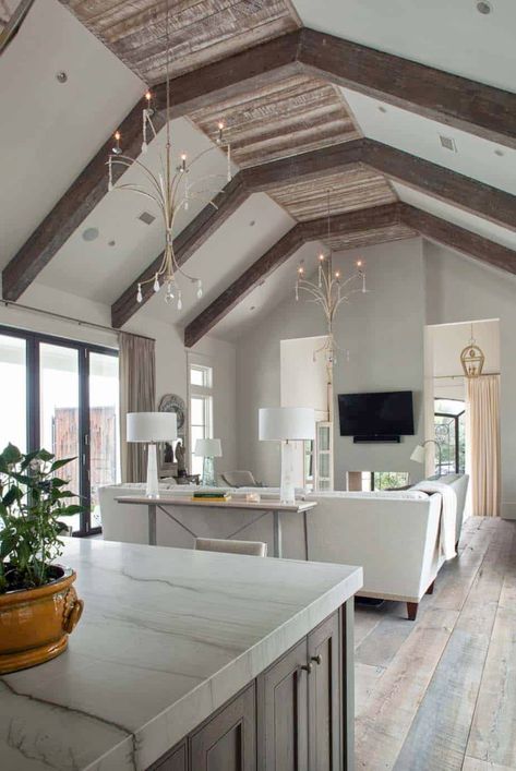 Lovely seaside home nestled into dunes of Miramar Beach, Florida Rustic Ceiling Design, Rustic Wood Beams, Cottage Style Living Room, Beams Living Room, Vaulted Ceiling Living Room, Chic Beach House, Long Living Room, South Shore Decorating, Rustic Ceiling