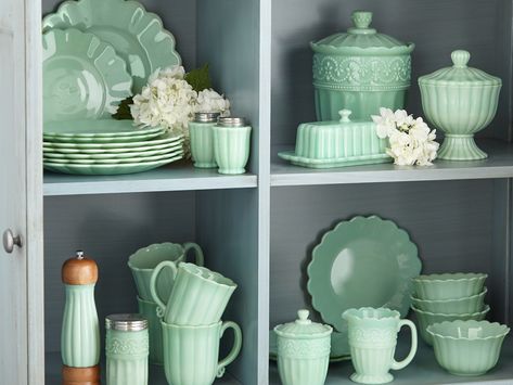 Pioneer Woman Timeless Beauty, Jadeite Kitchen, Pioneer Woman Dinnerware, Pioneer Woman Decor, Pioneer Woman Dishes, Green Milk Glass, Interior Boho, Thrift Store Outfits, Pioneer Woman Kitchen