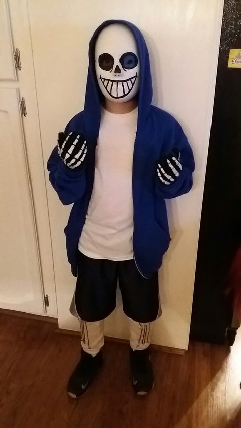 Sans from Undertale. Used a mask from Hobby Lobby and painted on face. Sans Halloween Costume, Sans Halloween, Undertale Costumes, Sans Mask, Sans Cosplay, Happy Haunting, Halloween Coustumes, Cosplay Cosplay, Halloween Creepy