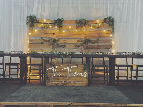 Head Table Outdoor Wedding, Backyard Wedding Head Table, Farmhouse Head Table Wedding, Simple Rustic Head Table Wedding, Bride And Groom Table Background, Backdrops For Wedding Head Table, Wedding Head Table Pallet Backdrop, Wedding Party Head Table Ideas, Wedding Reception Head Table Backdrop