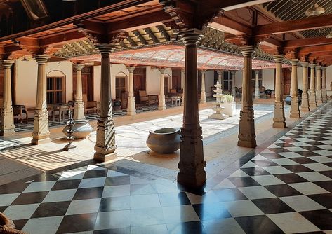 South Indian House Interiors, Indian Courtyard House, Indian Courtyard, Traditional Indian Houses, Indian House Interior, Chettinad House, Indian House Design, Indian Houses, Courtyard House Plans