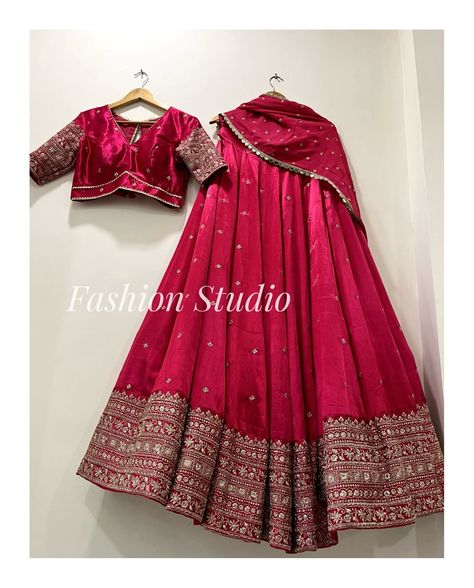 Deep Pink Lehenga, Contrast Lehenga Color Combos, Dark Pink Lehenga, Lehenga Simple, Outfit Bridesmaid, Embroidery Lehenga, Combination Dresses, Bridesmaid Lehenga, Simple Lehenga