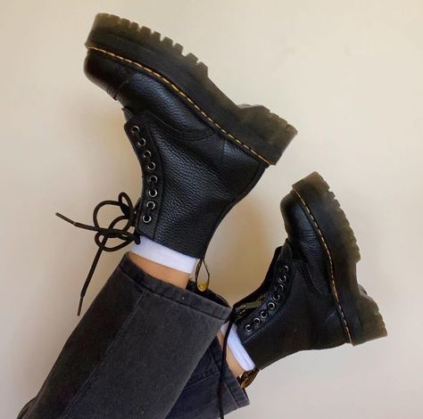 Boots shoes drmartens black yellow zip platform autum rainy rain comfy cool fashion outfith Mr Martens, Dr Martens Sinclair, Dr Martens Outfit, Doc Martens Boots, Swag Shoes, Edgy Look, Boots Outfit, Dr. Martens, Cute Shoes