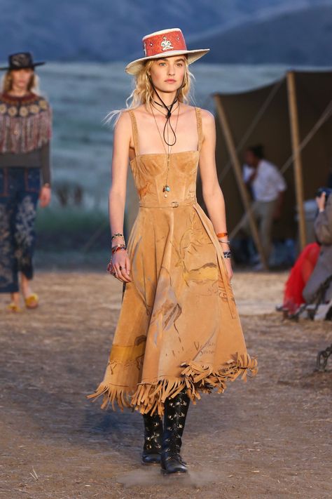 Dior Cruise 2018 Style Parisian Chic, Dior Cruise, Cowboy Chic, Parisian Chic Style, Wild Wild West, Looks Country, Evolution Of Fashion, Cowboy Outfits, Western Chic