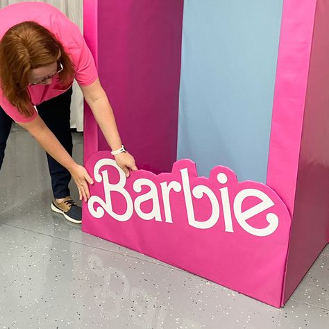 Barbie Box Photo Booth Adult, Barbie Box Backdrop, Barbie Life Size Box Diy, Barbie Birthday Party Crafts, Barbie Movie Decorations, Lifesize Barbie Box Diy, Life Size Barbie Box Photoshoot, Diy Life Size Barbie Box Photo Booths, Barbie Parade Float Ideas