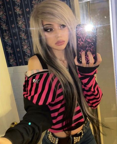 Scene Queens 2000s, Emo Mcbling Aestethic, Myspacemama Outfits, Scene Emo Makeup, Scene Poses, Emo Myspace, Tail Aesthetic, 2000s Scene, Scene Queen