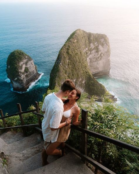 Incredible view at Kelingking Beach, Nusa Penida 🩷 Bali Pictures, Bali Couple, Kelingking Beach, Thailand Outfit, Bali Vacation, Thailand Photos, Nusa Penida, Couple Pose, Photos Inspo