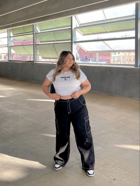 Midsize Outfits Cargo Pants, Plus Size Outfits Baggy Jeans, Parachute Pants Outfit Midsize, Streetwear Fashion Women Plus Size, Casual Outfits Curvy, Baggy Pants Plus Size, Cargo Pants Outfit Plus Size, Curve Outfits, Plus Size Aesthetic Outfits