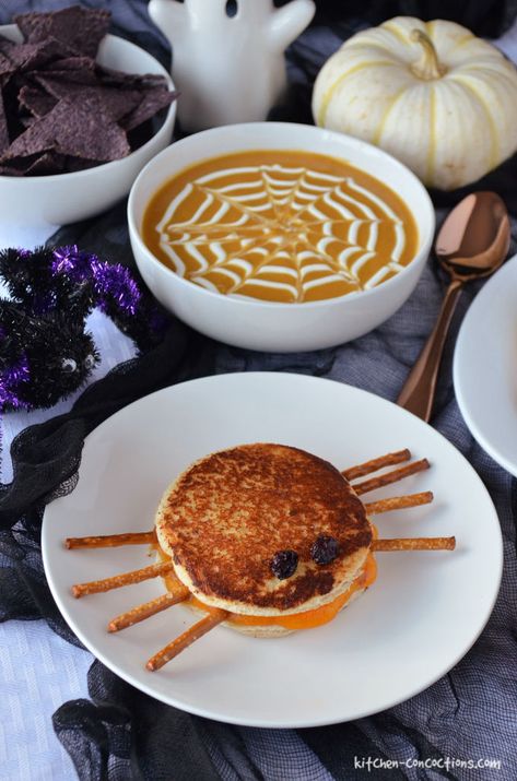 Halloween Grilled Cheese Sandwiches and Sandwich Bar Tutorial - Kitchen Concoctions Halloween Sandwiches, Halloween Themed Snacks, Spooky Dinner, Halloween Lunch, Halloween Breakfast, Spooky Snacks, Sandwich Bar, Spooky Food, Casa Halloween