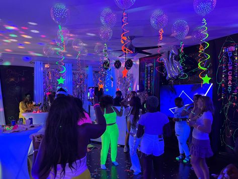 Sweet Sixteen House Party, Basement Birthday Party Ideas, Dj Birthday Party, Sixteen Birthday Party Ideas, 17th Birthday Party, Sweet Sixteen Birthday Party Ideas, Dj Dance, Sweet Sixteen Parties, Sixteenth Birthday