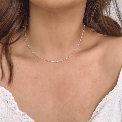 Necklaces Silver Simple, Simple Silver Accessories, Everyday Jewelry Simple Silver, Sliver Neackle, Plain Silver Necklace, Simple Neckless, Silver Chains For Women, Small Silver Necklace, Silver Prom Jewelry