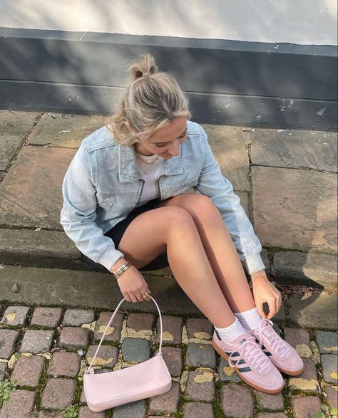 Pop Of Pink Outfit, Pink Shoe Outfits, Outfit With Pink Sneakers, Pink Adidas Shoes Outfit, How To Style Pink Shoes, Pink Spezials Outfit, Pink Sneakers For Winter Streetwear, Outfits With Pink Shoes, Adidas Spezial Black And Pink Outfit