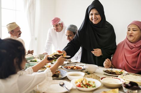 Muslim woman sharing food at ramadan fea... | Free Photo #Freepik #freephoto #food #islamic #family #woman Eid Ul Fitr, Muslim Family, Family Eating, Arab Women, Iftar, Happy Family, Eid Mubarak, Muslim Women, Beauty Secrets