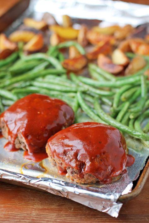 Emily Bites Sheet Pan Meatloaves with Roasted Potatoes and Green Beans - Emily Bites Sheet Pan Roasted Potatoes, Roasted Potatoes And Green Beans, Pan Roasted Potatoes, Sausage And Potatoes Skillet, Crispy Cheddar Chicken, Ww Dinner, Emily Bites, Ww Ideas, Garlic Chicken Pasta