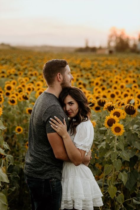 Sunflower Field Inspo Pics, Couple Photos In Sunflower Field, Sunflower Picture Outfit Ideas Couple, Sunflower Garden Couple Photoshoot, Couple Poses In Sunflower Field, Sunflowers Couple Photo Ideas, Sunflower Pictures Photography Couples, Sunflower Field Photoshoot Outfits Couple, Sunflower Pics Photography