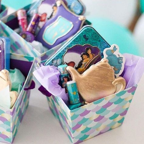 I can’t get over these party favors!✨ They are spectacular, and yes, that is a genie in a lamp cookie🧞‍♂️🍪 - ¡No puedo superar estos… Princess Jasmine Party, Arabian Party, Aladdin Birthday Party, Princess Jasmine Birthday Party, Aladdin Party, Princess Jasmine Birthday, Jasmine Party, Princess Birthday Party Decorations, Jasmine Birthday