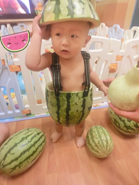 Funny kids costumes: Watermelon Boy (This is supposedly a strange fashion craze in China!) #halloween Funny Kid Costumes, Funny Baby Images, Justin Bieber Jokes, American Funny Videos, Upcycling Design, Watermelon Baby, Indian Funny, Best Funny Photos, Funny Dog Photos