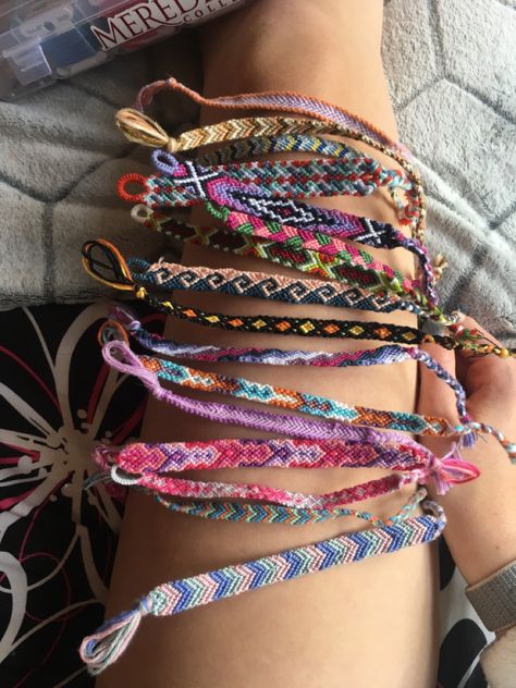 String Bracelet Patterns, Friendship Bracelet Patterns Easy, Cute Friendship Bracelets, Yarn Bracelets, Surf Jewelry, Bracelet Inspo, Diy Bracelets Tutorials, Pretty Jewelry Necklaces, Summer Bracelet