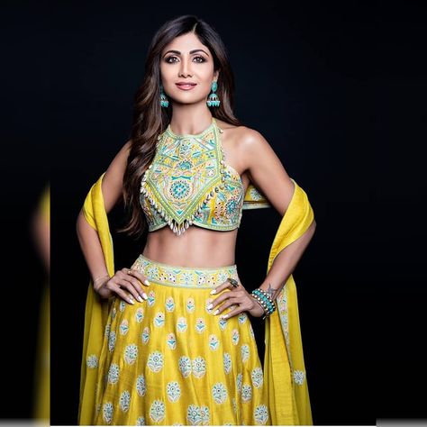 Shilpa Shetty Yellow Crop Top Shilpa Shetty Outfits, Lehenga Designs Simple, Shilpa Shetty, Blouse Design Images, Blouse Designs Indian, Choli Designs, Indian Dresses Traditional, Traditional Indian Outfits, Unique Blouse Designs