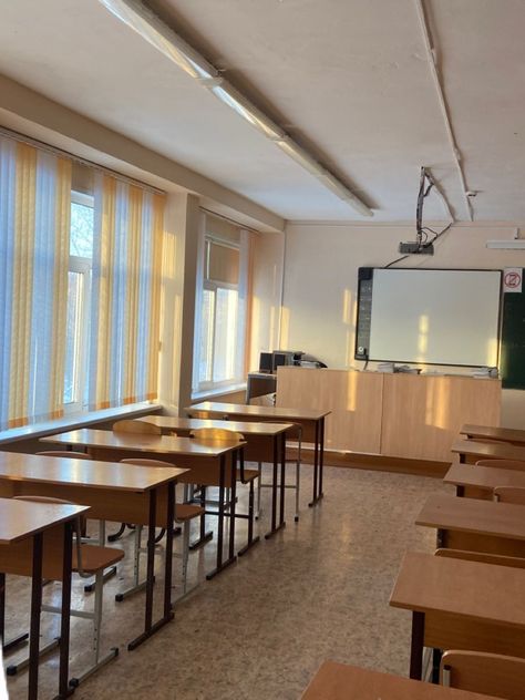 Empty Classroom Aesthetic, Zepeto Background Aesthetic School, Classrooms High School, College Classroom Aesthetic, School Aesthetic Classroom, Classroom High School, Empty Classroom, College Classroom, Streetscape Design