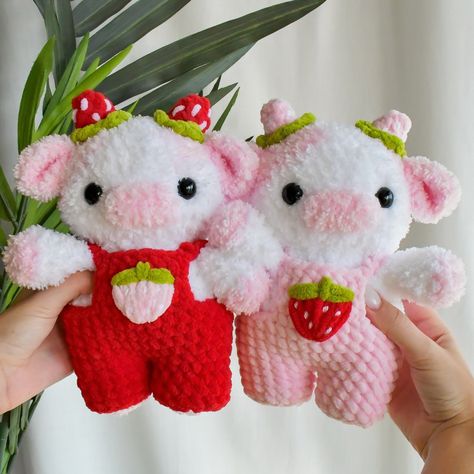 pattern: @crochetcalls🍓 strawberry cows!! one for you & your bestie ☺️🐮💖 pls pretend they’re looking at the camera, taking photos of two plushies at the same time is so much harder than it seems!!😩🤣 🏷️#crochet #amigurumi #strawberrycow #plushies #cowplushie #cowamigurumi #crochetcow #crochetinspiration #crochetpattern #amigurumicrochet Crochet For Besties, Strawberry Shortcake Crochet, Strawberry Cow Crochet, Strawberry Crochet Pattern, Strawberry Cows, Strawberry Plushie, Crochet Cows, Random Crochet, Pig Plushie