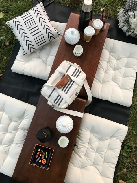 Black And White Picnic, Halloween Picnic, Enchanted Birthday, Boho Brunch, Picnic Decor, White Picnic, Bar Business, Brunch Decor, Picnic Inspiration