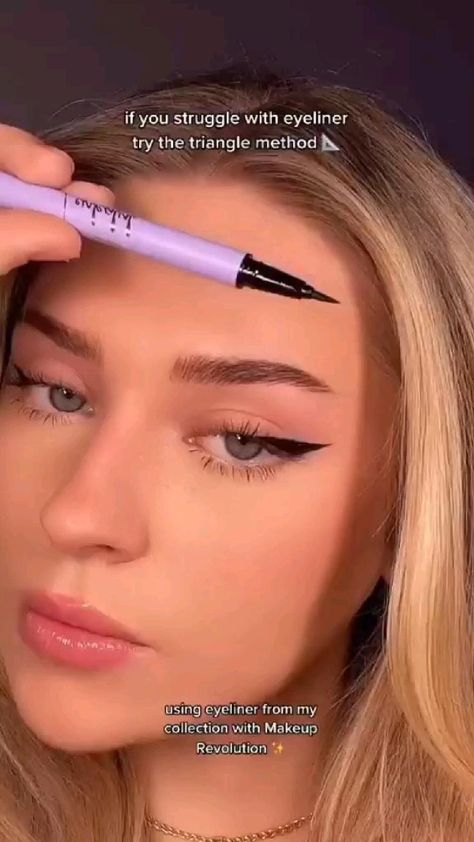 Triangle Method, Eyeliner Techniques, Eyeliner For Beginners, Beginners Eye Makeup, Simple Makeup Tips, Eye Makeup Techniques, Makeup Tutorial Eyeliner, Makeup Artist Tips, Quick Makeup