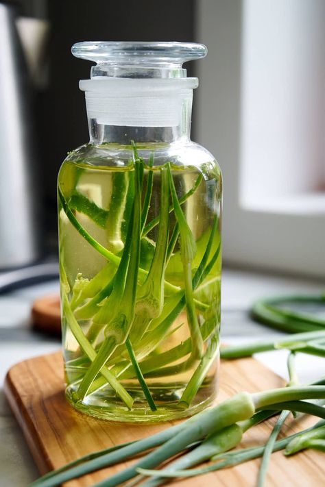 Recipe for garlic scape infused oil. Very aromatic, perfect as a dressing for salads or as a based for vinaigrettes. Garlic Scape Flower Recipes, How To Use Garlic Scapes, Garlic Scape Recipes, Garlic Scapes Recipes, Scapes Recipes, Preserving Garlic, Eating Seasonally, Garlic Flower, Hardneck Garlic