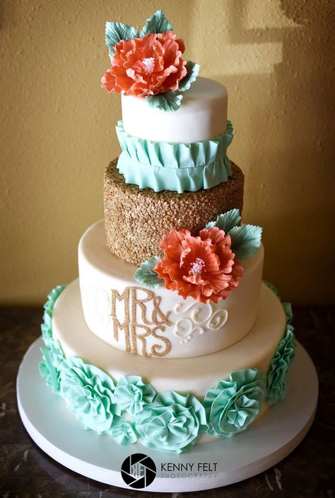 Wedding Cake Coral, Coral And Gold Wedding, Mint Green Wedding Cake, Mint Wedding Cake, Coral Wedding Cakes, Teal Wedding Cake, Gold Wedding Ideas, Green Wedding Cake, Wedding Mint Green