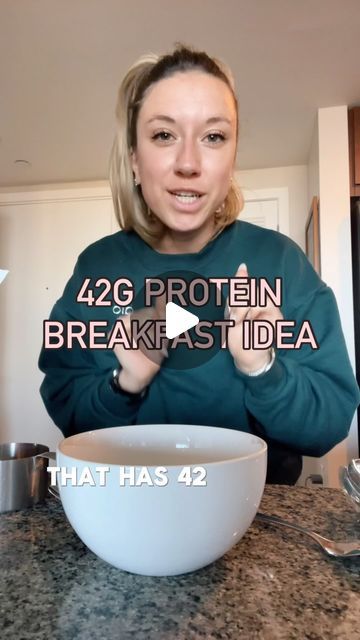 Amanda Ryan | Women’s Fitness Coach on Instagram: "The most simple way to start your day with 42 grams of protein for under 400 calories 🥣  Not saying I’m a chef with this one but she hits the spot every time 😋  P.S. click the link in my bio for free resources and more goodies ❤️  #highproteinmeals #highproteinrecipes #highproteinbreakfast #fitnessfood" 400 Calorie Breakfast, Low Cal Breakfast, Amanda Ryan, Healthy Liver Diet, Healthy High Protein Breakfast, 400 Calorie Meals, Low Calorie Lunches, Low Calorie Protein, Clean Simple Eats