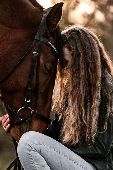 5 natural poses for your photo shoot - Anna Archinger Photography Horse Photography Ideas Photo Shoots, Equine Photoshoot Ideas, Photo Session With Horse, Professional Horse And Rider Photography, Professional Horse Photography, Horse And Rider Photoshoot, Horse And Owner Photoshoot, Photo With Horse Ideas, Photo With Horse