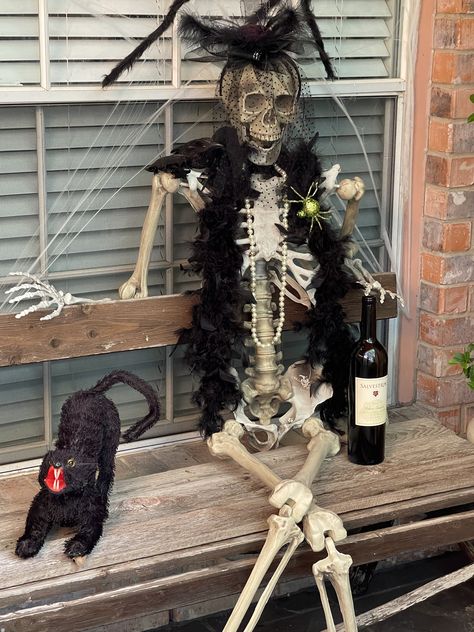 Skeleton Displays For Halloween, Skeleton Displays, Skeleton Ideas, Skeleton Decor, Halloween Party Dinner, Disneyland Halloween, Spooky Halloween Party, Halloween Spooktacular, 2024 Halloween