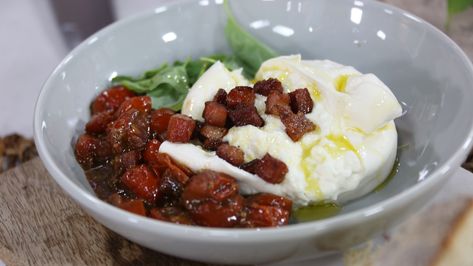 An Italian appetizer that's bursting with flavour. Sautéed Tomatoes, Burger Cookies, Entertaining Desserts, Appetizers Cheese, Sauteed Tomatoes, Italian Appetizer, Crispy Pancetta, Chewy Bread, Onion Tart