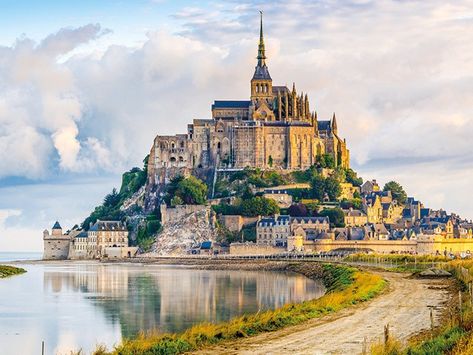 Mt St Michel, Mont Saint Michel France, Mont St Michel, Watercolor Architecture, Eden Project, Tourism Website, France Photography, San Michele, Painting Subjects