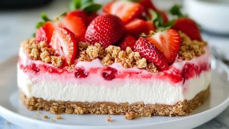 Strawberry Crunch Cheesecake, Crunch Cheesecake, Popcorn Recipes Easy, Strawberry Crunch Cake, Strawberry Crunch, Crunch Cake, Mousse Dessert, Baking Recipes Cookies, Easy To Make Desserts