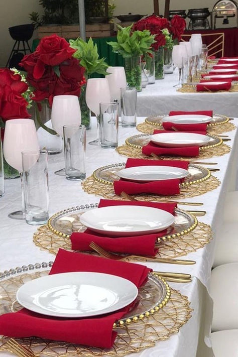 Take the aesthetics of your wedding a notch higher by setting up exquisite tablescapes. Dress up the table in a white tablecloth and add a regal shimmer and glimmer to your table settings by arranging gold metallic string woven placemats with gold beaded clear chargers, burgundy napkins, white plates, gold cutlery, & glasses. 🍽️🌹 #Tablescapes #EventDecor Christmas Tablecloth Ideas, Christmas Table Settings Elegant, Burgundy Napkins, Event Decor Ideas, Party Decorations Table, Wedding August, Yalda Night, Gold Charger Plate, Christmas Place Settings