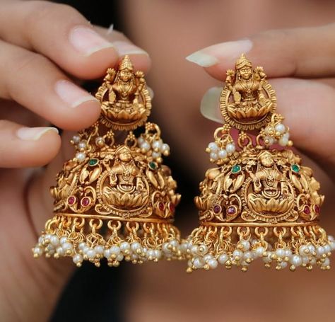 Temple Jewellery Earrings, Beautiful Bridal Jewelry, Antique Necklaces Design, Gold Jewelry Outfits, Gold Earrings Wedding, Handmade Gold Jewellery, Jewelry Set Design, Antique Bridal Jewelry, Real Gold Jewelry