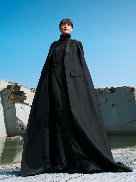 Outdoor Editorial, Cape Fashion, Pop Art Fashion, Long Cape, Arabian Women, Maxi Coat, Glam Dresses, Character Costumes, Fashion Stylist