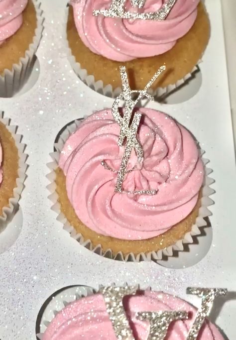 👑 𝔉𝔬𝔩𝔩𝔬𝔴 ——> @𝔗𝔞𝔱𝔦𝔞𝔫𝔞_𝔐𝔞𝔢 Hot Pink Cakes, Cupcake Pink, Cake Stand Display, Colorful Desserts, Glitter Cupcakes, Luxury Cake, Fashion Tumblr, Glitter Fashion, Pink Glam