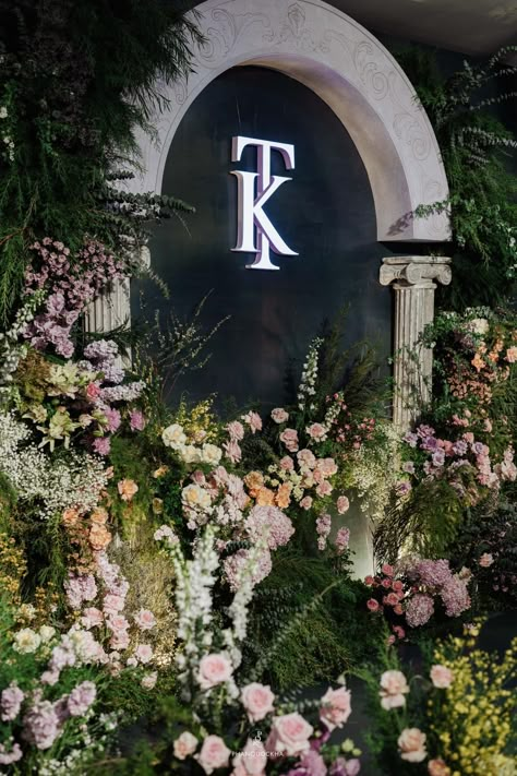 Photo Area, Enchanted Garden Wedding, Garden Backdrops, Wedding Stage Design, Wedding Backdrop Design, Classic Garden, Lighting Showroom, Floral Backdrop, Backdrop Design