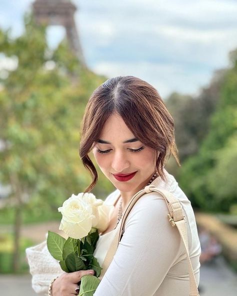 𝐐𝐮𝐧𝐨𝐨𝐭 𝐀𝐥𝐢 Yumna Zaidi Dpz, Back Profile, Yumna Zaidi, Beautiful Status, Cute Romantic Quotes, Portrait Photography Poses, Bridal Dress Design, Pakistani Dramas, Best Photo Poses