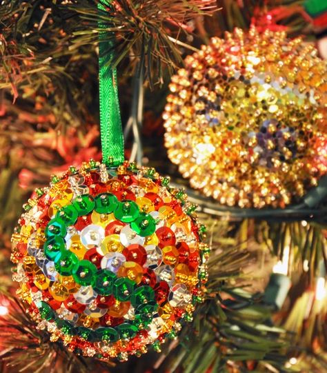 Sequins Ornaments : 7 Steps (with Pictures) - Instructables Christmas Tree Ornaments Felt, Christmas Ornament Balls, Christmas Ball Ornaments Diy, Diy Sequin, Celebrities Quotes, Sequin Ornaments, Art Humor, Sequin Crafts, Quotes Tattoos